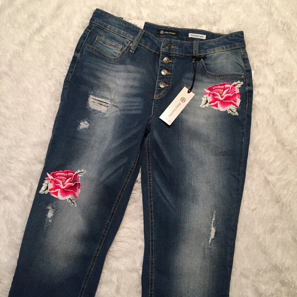 NWT DAISY FUENTES EMBROIDERED FLORAL JEANS - Picture 2 of 8